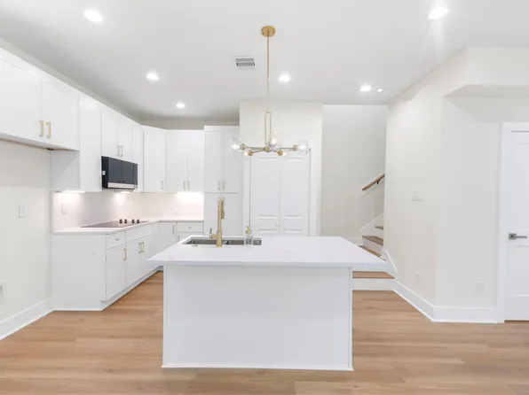 1275 Dewalt St, Houston, TX 77088