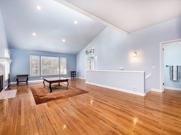 4th image of 218 Roycroft Ave