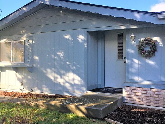 2nd image of 833 SE Scenic View Dr