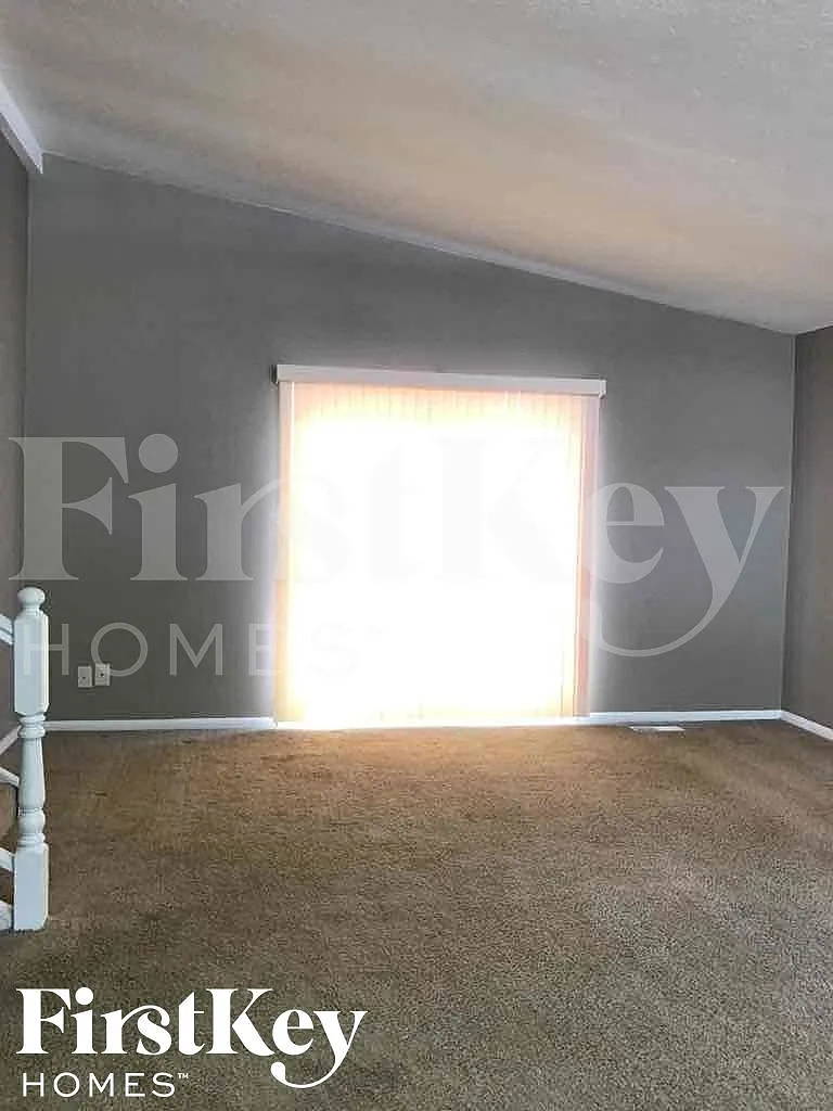 3 bed, 2.0 bath, 1948 sqft, $2,295 — Photo 2