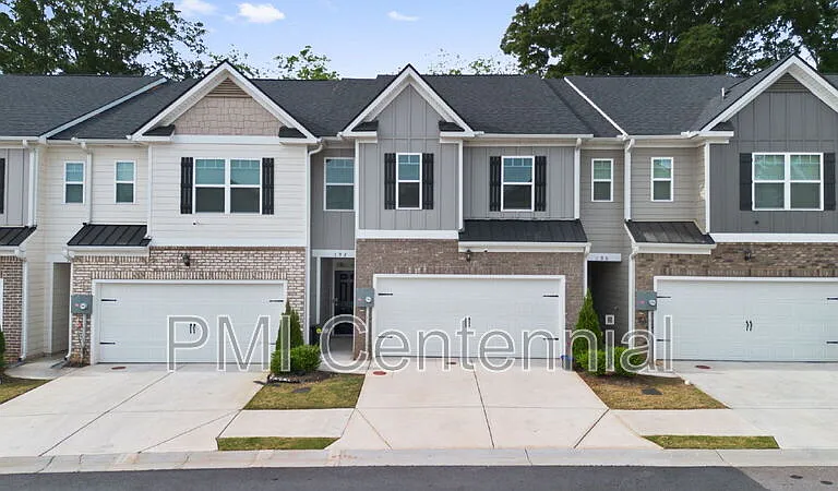 192 Hampton Cir — Photo 1