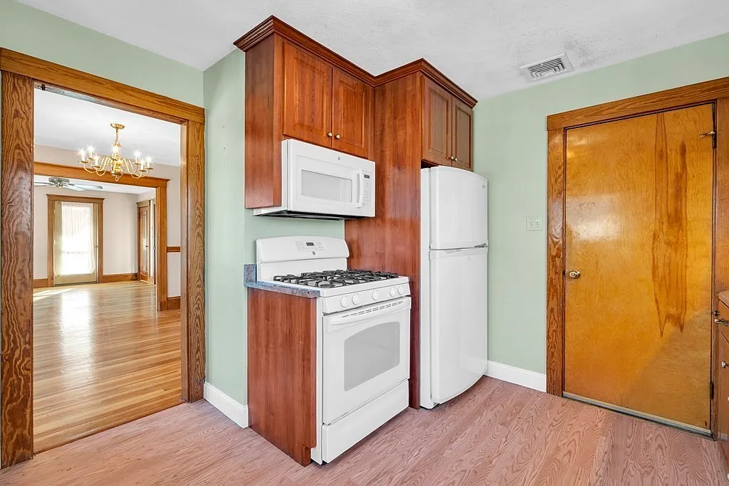 2 bed, 1.0 bath, 2274 sqft, $3,400 — Photo 4