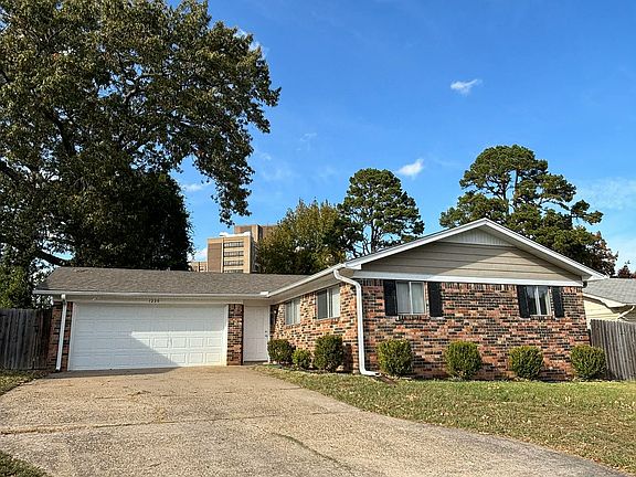2nd image of 1220 Twin Lakes Dr