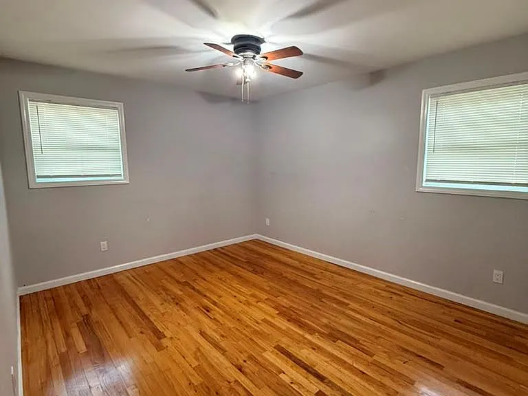 24 California Ave — Photo 5