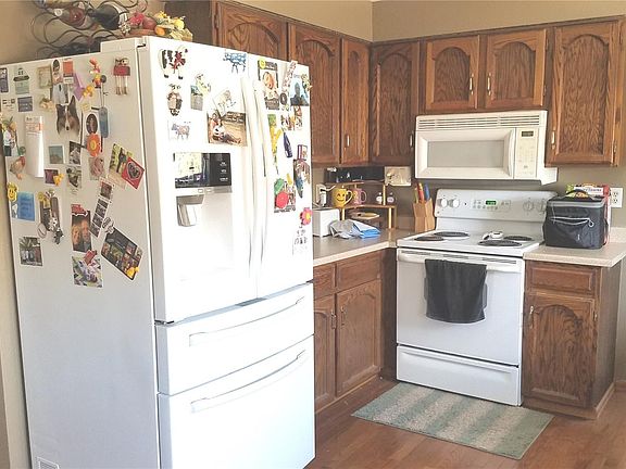 An idea of the kitchen, magnets not included :)