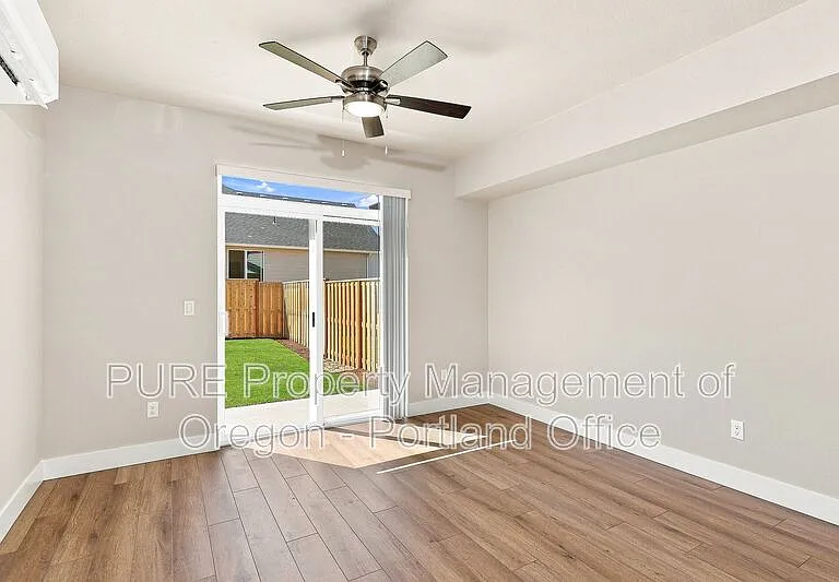588 NE Alderwood Dr — Photo 14