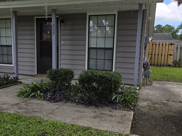 127 Hunt Club Ct — Photo 2