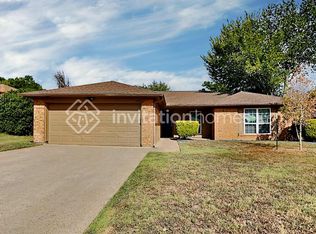 6403 Walnut Springs Dr, Arlington, TX 76001