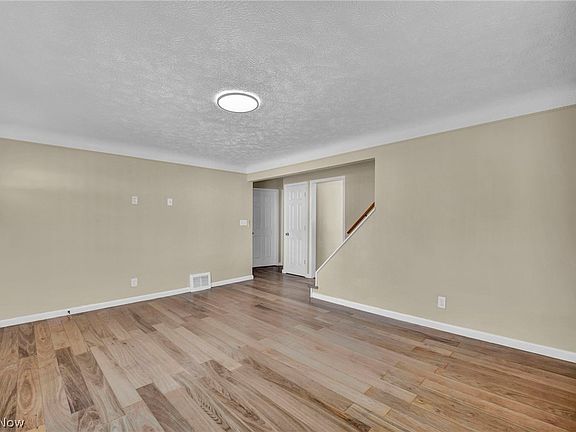 3rd image of 24940 Devoe Ave