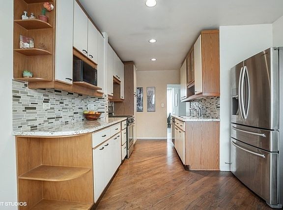 4th image of 2926 Wilmette Ave