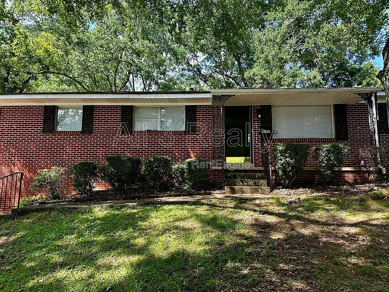 1009 Rosedale Dr — Photo 1