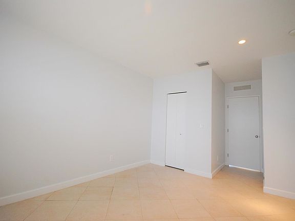 3rd image of 935 Bay Dr