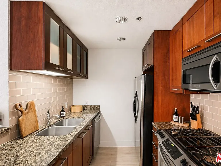 585 N Rossmore Ave #506 — Photo 4