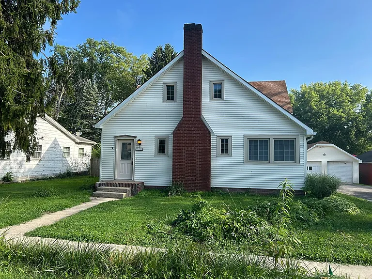206 E Main St — Photo 1