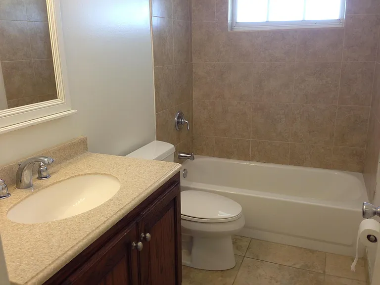 1820 NE 56th St #5 — Photo 5