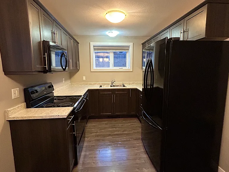 762 Hargreaves Cres — Photo 9