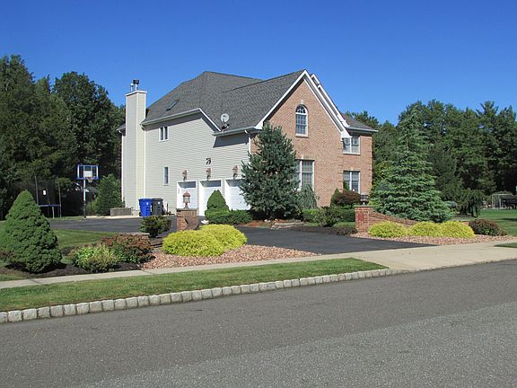 Huge Driveway 3 Car Garage