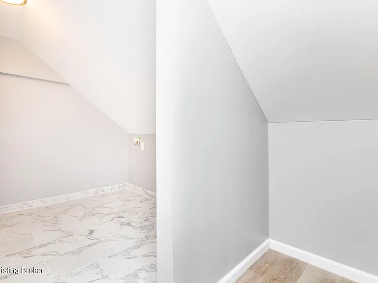 204 W Warfield St — Photo 22