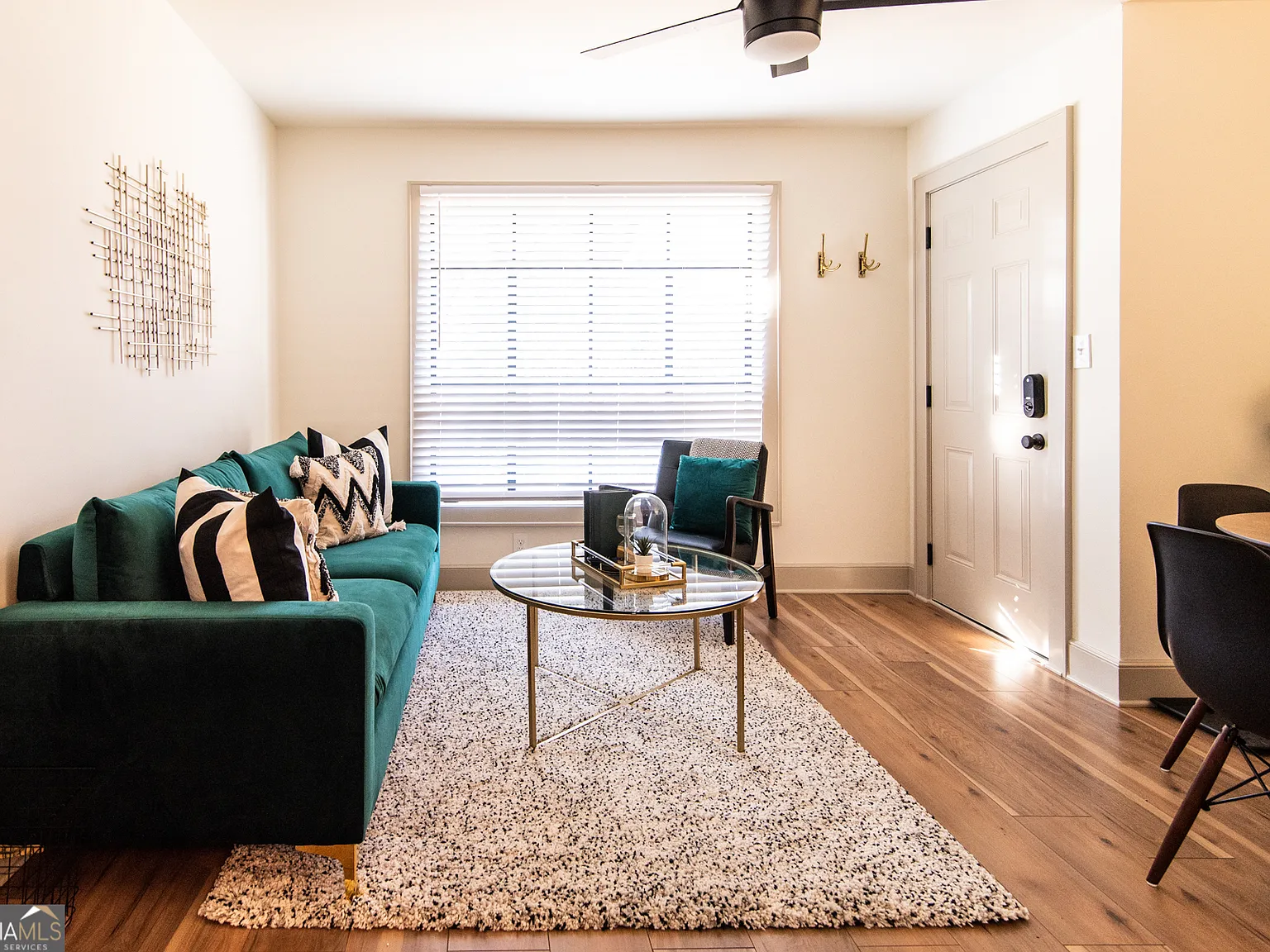 2 bed, 1.0 bath, $3,213 — Photo 2