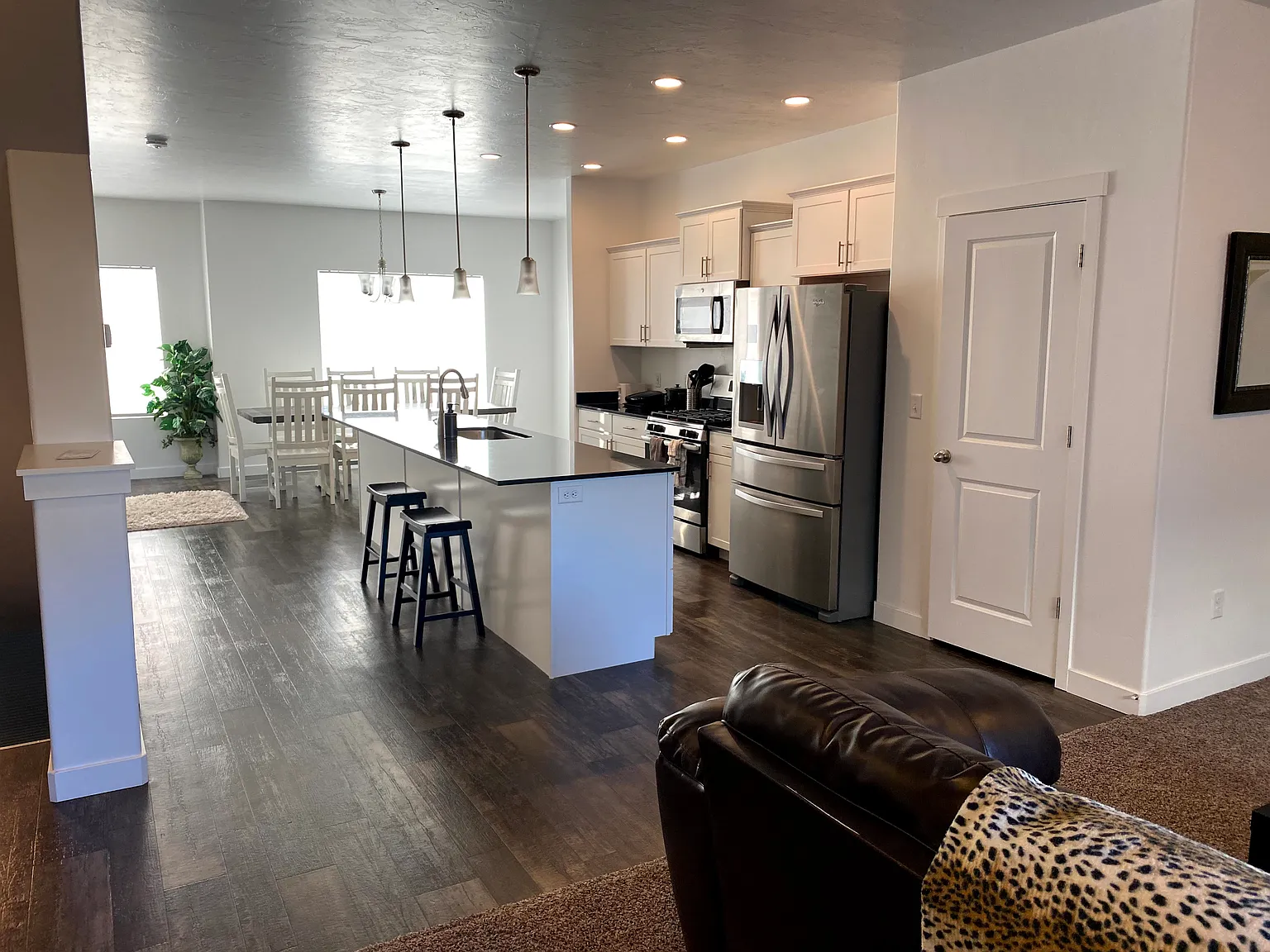 4 bed, 2134 sqft, $2,300 — Photo 2