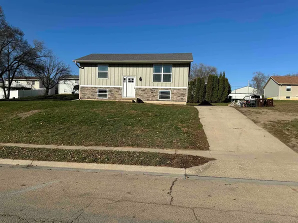 910 Lisa Dr, Maquoketa, IA 52060