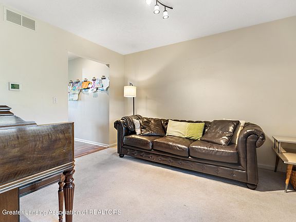 4th image of 208 Oakwood Dr