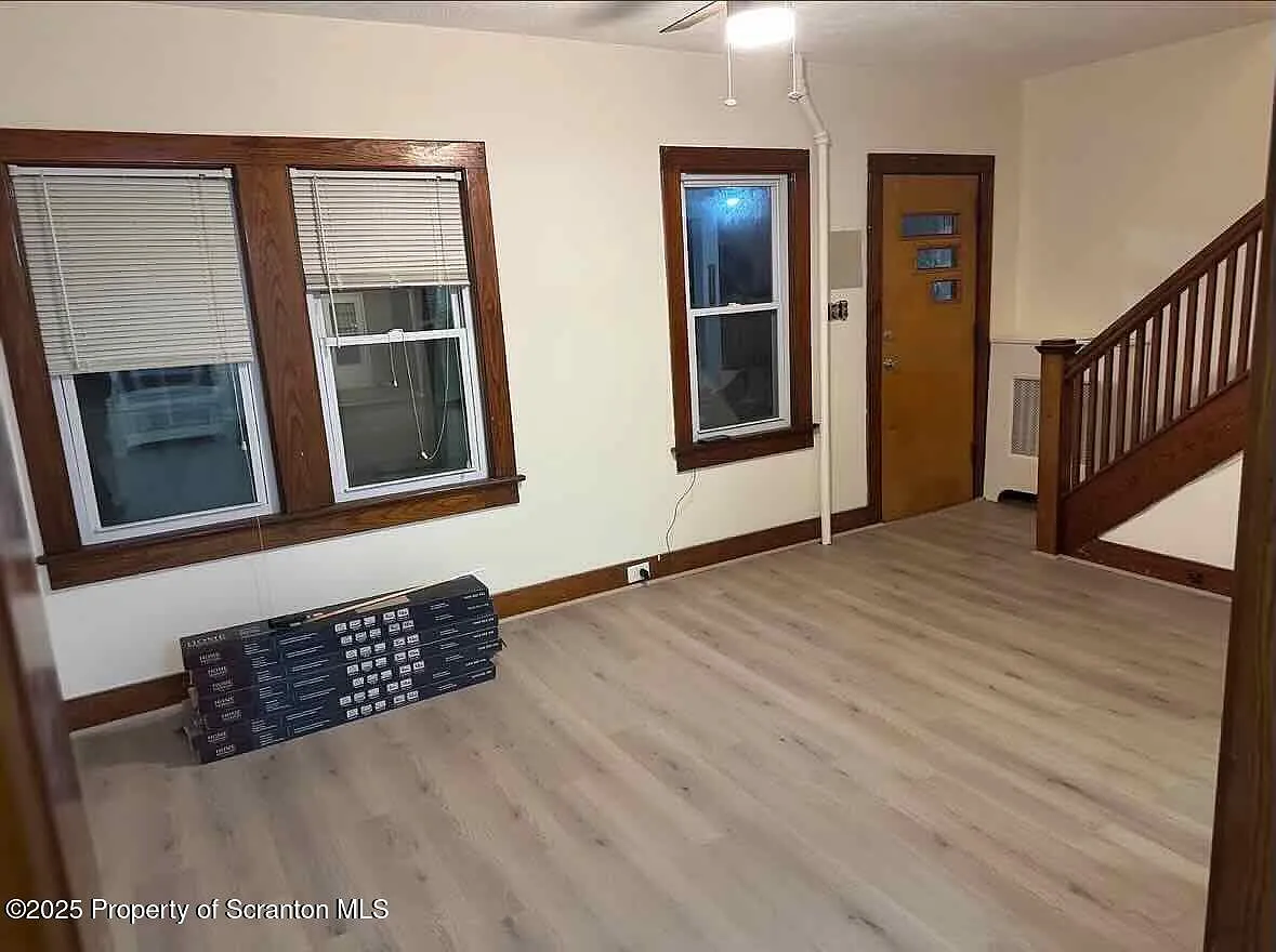 3 bed, 1.0 bath, 1100 sqft, $1,600 — Photo 3