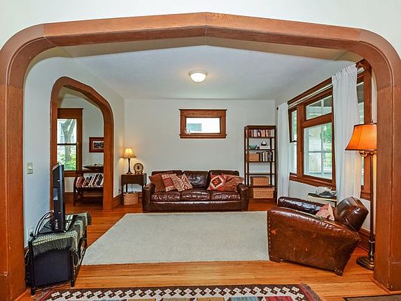 4th image of 566 Ottawa Ave