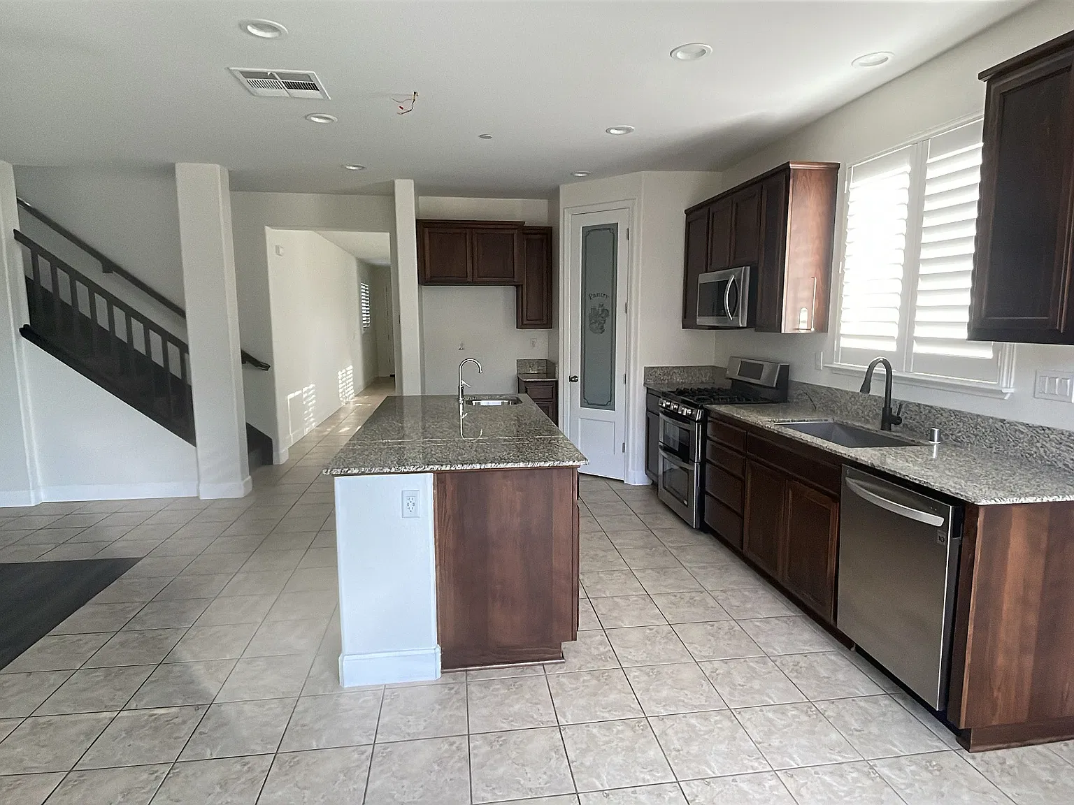 5 bed, 2896 sqft, $3,850 — Photo 4