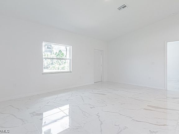 3rd image of 828 Newell St E