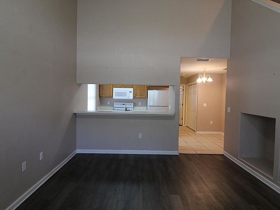 3rd image of 27 Guinevere Ln