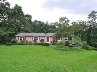 4 Hyvue Dr, Newtown, CT 06470