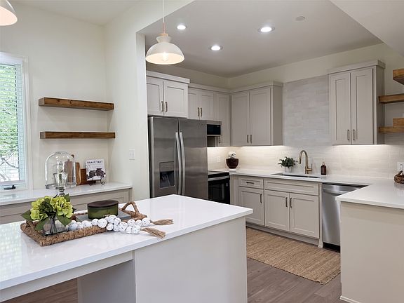 2nd image of 4040 Avondale Ave APT 105