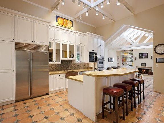 Open & Bright Kitchen