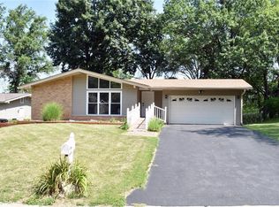 11145 Will Rogers Dr, Saint Louis, MO 63146