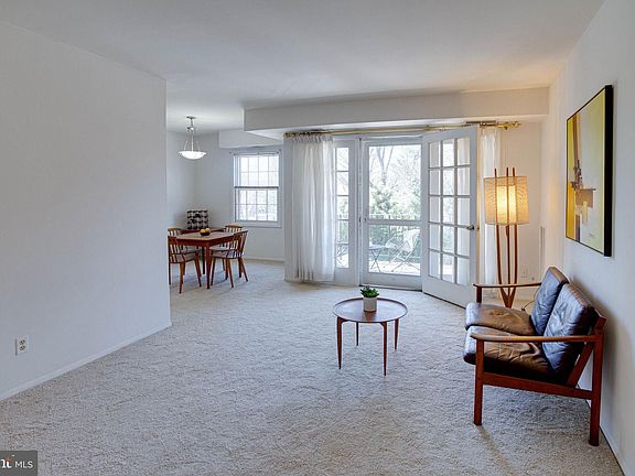 5th image of 3945 Lyndhurst Dr APT 301
