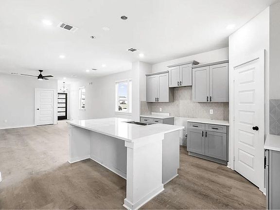 3rd image of 423 Dorion Lagoon Dr