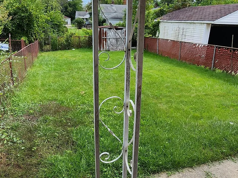 9024 Evergreen Ave — Photo 8