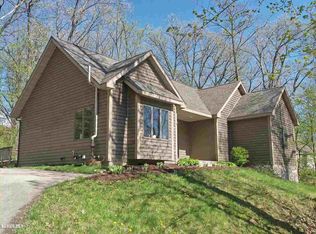10 Southridge Dr, Galena, IL 61036