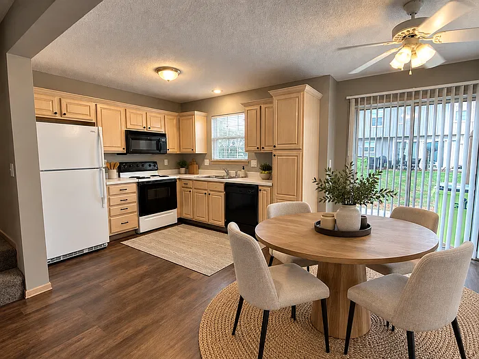 2 bed, 2.5 bath, 1350 sqft, $1,285 — Photo 2