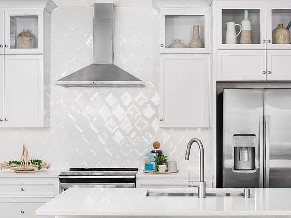 Hexagonal backsplash with stainless steel hood vent