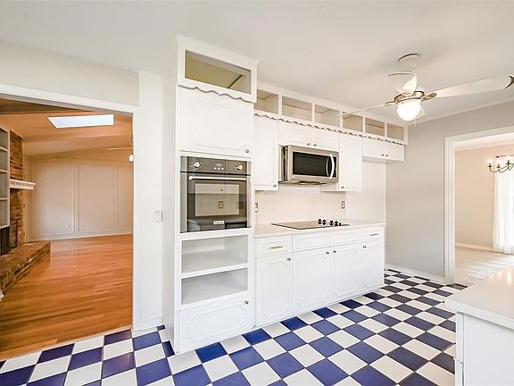 3rd image of 4505 Woodview St