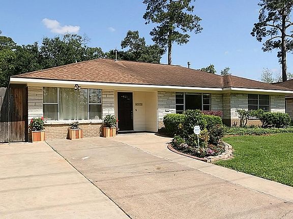 Just outside the 610 North Loop, you will be centrally located and just minutes from downtown, The Galleria, Greenway Plaza, Memorial Park, and Washington corridor.  Zoned to Oak Forest Elementary.