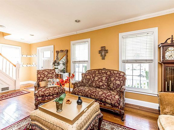 5th image of 842 Thomas Ave