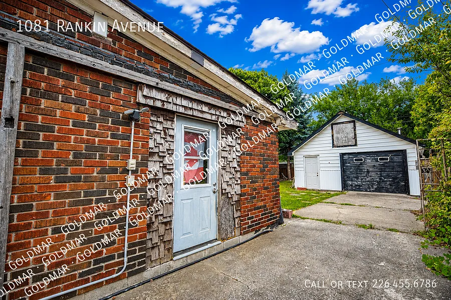 Single family Home with detached garage and large backyard — Photo 4