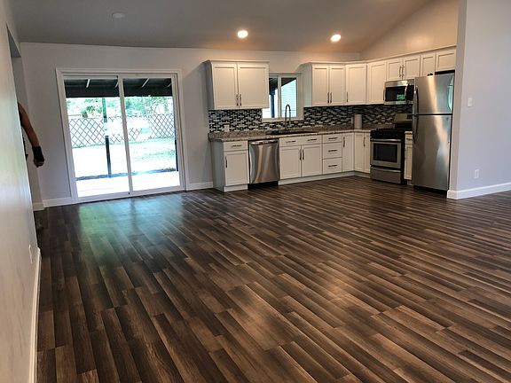4th image of 2768 Bainbridge Ave