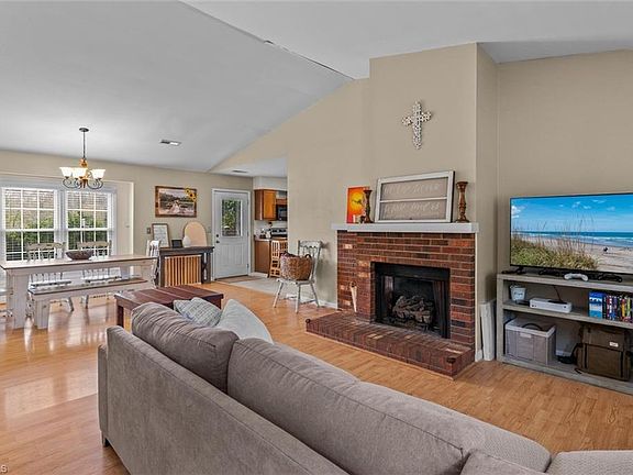 3rd image of 7540 Greenmeadow Dr