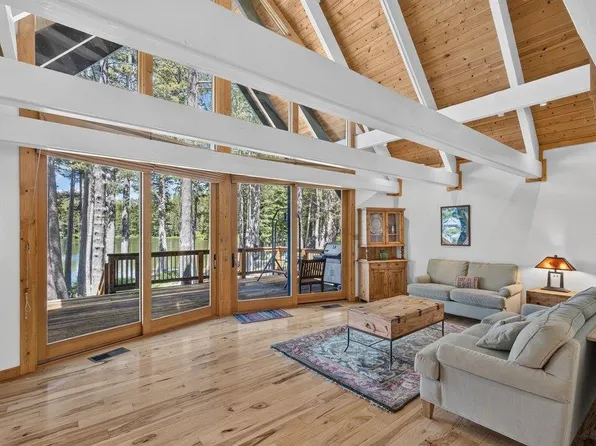 3219 Lake Dr, Soda Springs, CA 95728