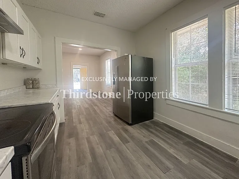2125 Lambert St — Photo 9