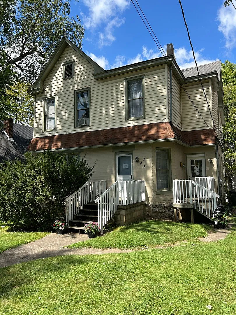 Ideal for Groups of 7! Spacious 3 BR/1 BA Near UK (Combine with Upstairs 4 BR Unit) — Photo 1